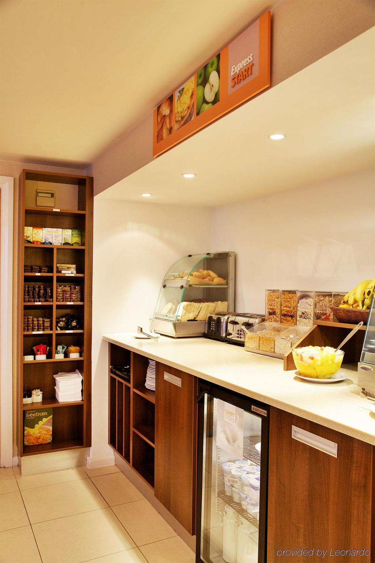Express Victoria By Ihg Hotel 3*